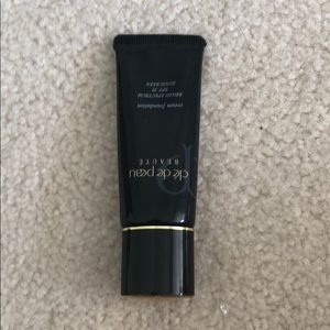Cle De Peau Foundation